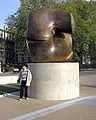 Locking Piece (Kilittaşı), Bronz, (1963), Tate'e sunulmuş ve şimdi Tate Britain yakınında Millbank'tedir