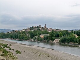 A general view of Mallemort, with the river in the foreground