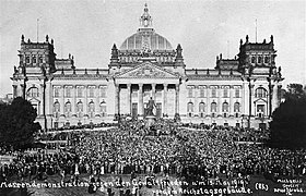 Reichstag önünde Versay Anlaşması’nı protesto gösterileri