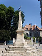 Le calvaire devant l'église Saint-Martin sur le lieu du premier cimetière.