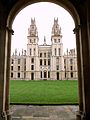 All Souls College (1716–34), Oxford , vue de la porte d'entrée tournée vers l'est.