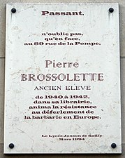 Plaque en face, sur la façade du lycée Janson-de-Sailly.