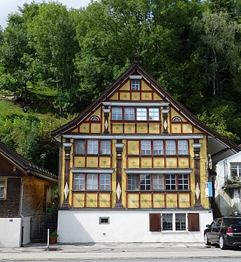 Maison à la façade raffinée à Rüthi