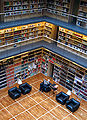 Lesesaal im Bücher-Kubus des neuen Studienzentrums der HAAB