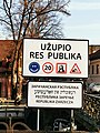 Užupio respubliką žymintis stendas priešais Užupio tiltą