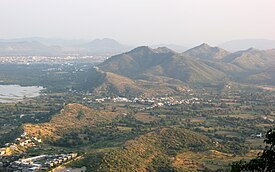 Pegunungan Udaipur lan bukit Aravali.