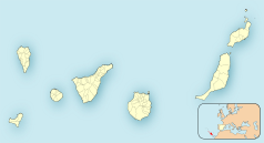 Mapa konturowa Wysp Kanaryjskich, blisko lewej krawiędzi nieco u góry znajduje się punkt z opisem „Obserwatorium Roque de los Muchachos”