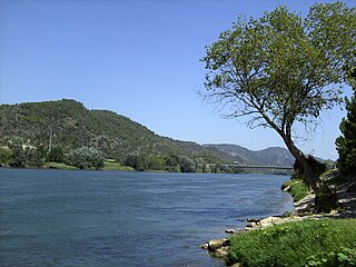 Lo riu Ebre a Benifallet amb lo pont del Llaguter al fons