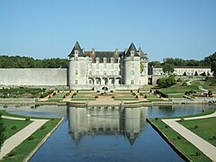 Le Bruant alimente le bassin des jardins du château de la Roche-Courbon.