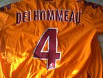 Flocage « Delhommeau » apposé sur un t-shirt, en l'honneur de son passage au Football Club de Metz.