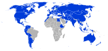 Grafische Weltkarte mit blau markierten Staaten, in denen Botschaften und Konsulate aus Estland vertreten sind. Hauptsächlich sind Nordamerika, Europa, Asien und Australien markiert. Estland ist rot markiert.