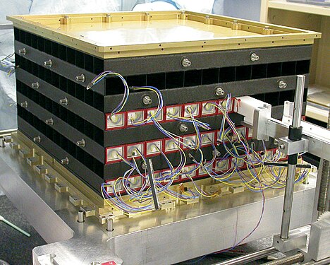 Calorimètre du LAT durant l'installation du cristal d'un détecteur.