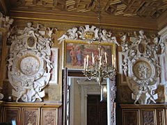 Décor de peintures, de frises, de fresques et de modèles de cuirs découpés et de stucs de la Galerie François Ier.