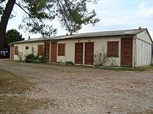 Un bâtiment regroupant deux maisons mitoyennes en préfabriqué.