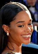 Laura Harrier jwe kòm Camille.