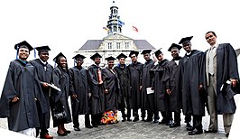 Afgestudeerden voor het Stadhuis van Maastricht, 2012