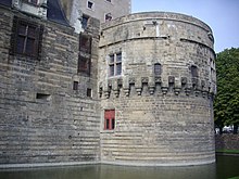 Photographie de la tour de la Rivière vue depuis les douves.