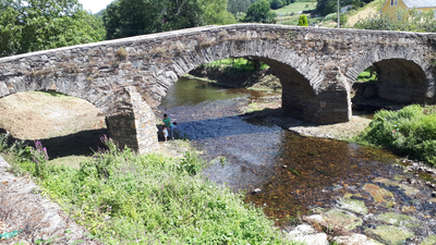 Puente medieval sobre el río Suarón