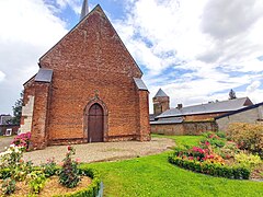 La mare et la façade de l'église