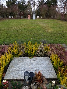 Skulpturen «Frau mit Weihgabe und Wächter» von Helene Balmer-Gerber (1924) auf dem Gedenkfeld des Friedhof Hörnli, Riehen, Basel-Stadt