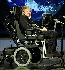 Stephen Hawking sulla sua sedia a rotelle presentato da sua figlia Lucy Hawking alla conferenza che ha tenuto per il 50º anniversario della NASA