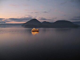 Bateau au crépuscule sur le lac.