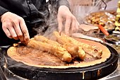 用煎餅餅皮包裹酥脆的餜子