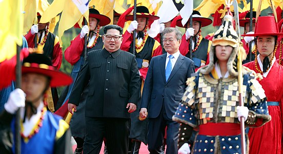 金正恩與文在寅檢閱韓軍儀仗隊。