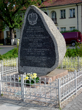 Pamiątkowy obelisk 77pp na Pl. Konfederacji w Warszawie