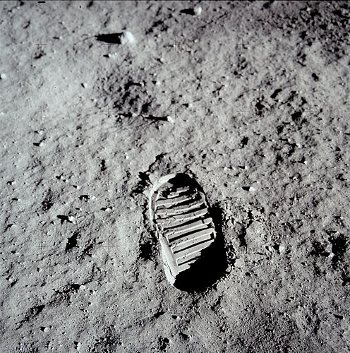 Отпечаток ноги астронавта Базза Олдрина на поверхности Луны (1969 год)