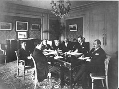 Азербайджанская делегация в Париже в отеле Гларидж во время Парижской мирной конференции, 1919 год. На заднем плане, на комоде — трёхцветный флаг АДР.