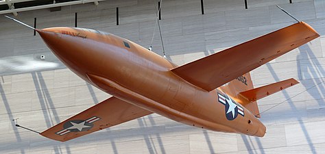 Bell X-1, första flygplanet som under kontrollerade former bröt ljudvallen, med Chuck Yeager bakom spakarna, 14 oktober 1947.