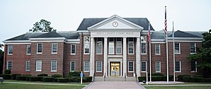 Bryan County Courthouse in Pembroke (2015). Das Courthouse wurde 1938 im Stile des Neoklassizismus erbaut und seitdem mehrfach erweitert. Im Juni 1995 wurde das Gerichts- und Verwaltungsgebäude in das NRHP eingetragen.[1]