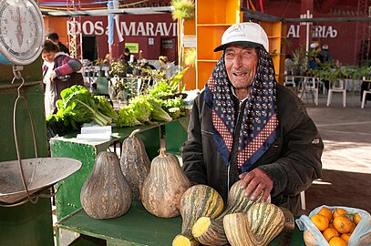 A la derecha, Cucurbita argyrosperma "pipián rayado" o "pipián cordobés" en venta en una feria en Tucumán, Argentina.[27]​