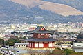 再建工事中の第1次大極殿（写真中央）。背後に東大寺大仏殿や若草山がみえる（2010年1月）