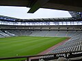 A arquibancada sul (Cowshed) do Stadium MK em 16 de maio de 2007