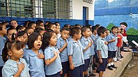 Niños indígenas cantando el himno nacional