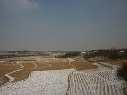 Bista ning asikan neng karimlan (winter farm landscape) malapit king dake nang urbanisadu ning Lu'an