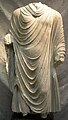 Bouddha debout, variante du type de la monnaie d'or de Kanishka au Bouddha. Schiste. Gandhara, IIe siècle (?). Museo d'Arte Orientale, Turin