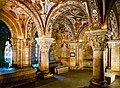 Panteon kraljev romanske bazilike sv. Izidorja v Leónu, kjer je Alfonz IX. leta 1188 sklical Cortes de León, prvo parlamentarno telo v zgodovini Evrope [12], s prisotnostjo tretjega stanu. V isti baziliki je tudi kelih Doñe Urraca, ki ga nekateri raziskovalci primerjajo s svetim gralom.[13][14]
