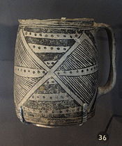 Una imagen en color de una vasija de cerámica negro sobre blanco