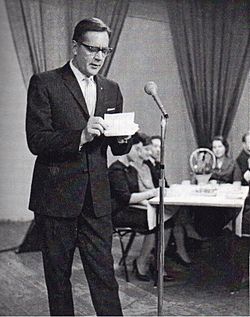 Niilo Tarvajärvi juontamassa Tervetuloa aamukahville -radio-ohjelmaa tapaninpäivänä 1960.