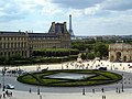 La base de la pyramide inversée du Louvre se trouve au centre de la photographie.