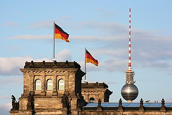 Le palais du Reichstag et la Fernsehturm (tour de télévision) à Berlin (Allemagne). (définition réelle 2 400 × 1 800)