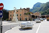 Piazza Giosuè Carducci mit Kriegerdenkmal