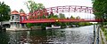 Die Tegeler Hafenbrücke („Sechserbrücke“) überspannt den Tegeler Hafen und das Tegeler Fließ (links im Bild).