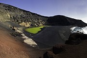 Strand en groen kratermeer El Golfo op Lanzarote