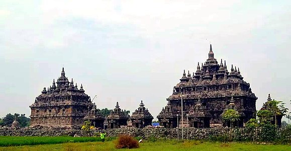 Candi Plaosan, sebelah tengen kaaranin candi istri, sebelah kiwa candi lanang.