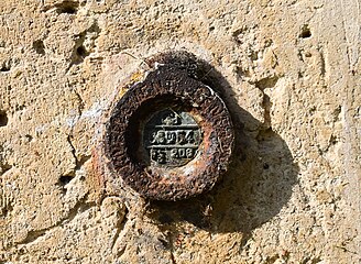 Borne de nivellement sur le mur de l'église - Altitude 88,54 m.