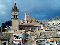 Anvista de Villena, con a ilesia de Santa María de Villena y o castiello de Villena